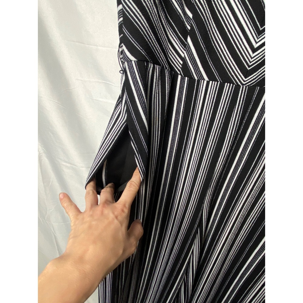 Roz & Ali cropped Jumpsuit Women's 10 Black White Striped Career V Neck Pockets - Picture 2 of 9